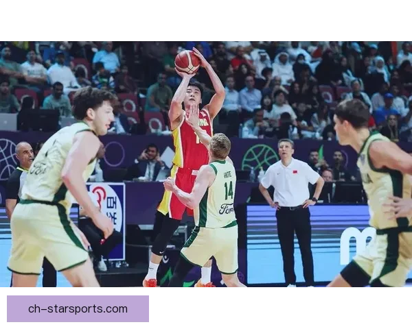 中国男篮迎战澳大利亚队激烈对决，备战世界杯关键时刻展现实力