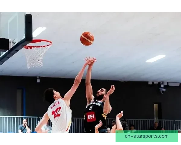 中国男篮力克强敌迎来世界杯开门红 全队展现拼搏精神勇攀高峰